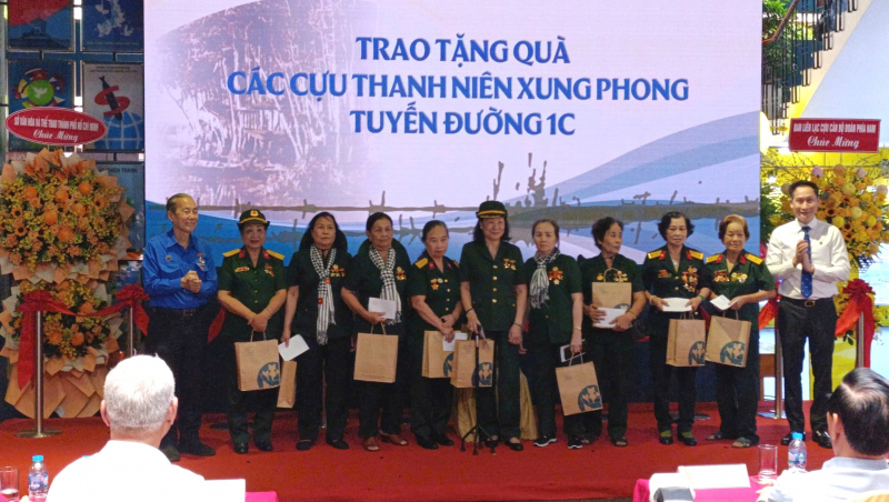 Hàng trăm hình ảnh, tư liệu, hiện vật tái hiện 'Thời thanh xuân trên tuyến đường 1C huyền thoại' -0