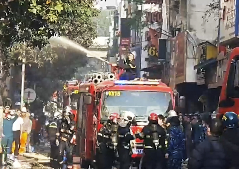 Cảnh sát PCCC nỗ lực dập tắt cháy lớn nhà dân 7 tầng tại Hà Đông -0