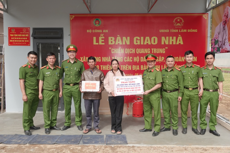 Thêm 4 căn nhà được bàn giao, trao quà của Bộ Công an cho các hộ -0
