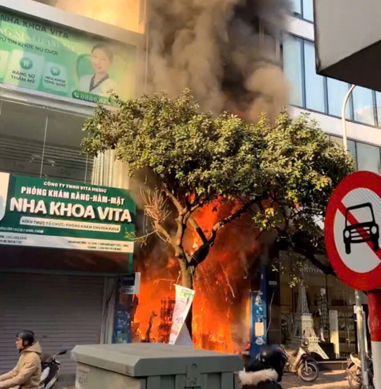 2 nạn nhân tử vong trong vụ cháy lớn tại nhà 7 tầng ở Hà Đông -0