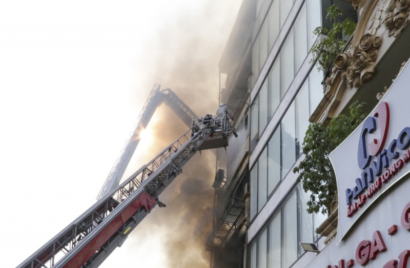 2 nạn nhân tử vong trong vụ cháy lớn tại nhà 7 tầng ở Hà Đông -0