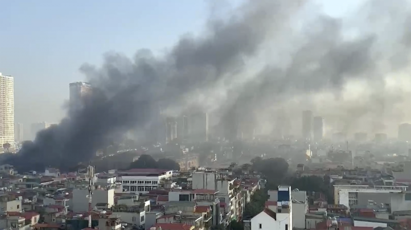 Cảnh sát PCCC nỗ lực dập tắt cháy lớn nhà dân 7 tầng tại Hà Đông -0