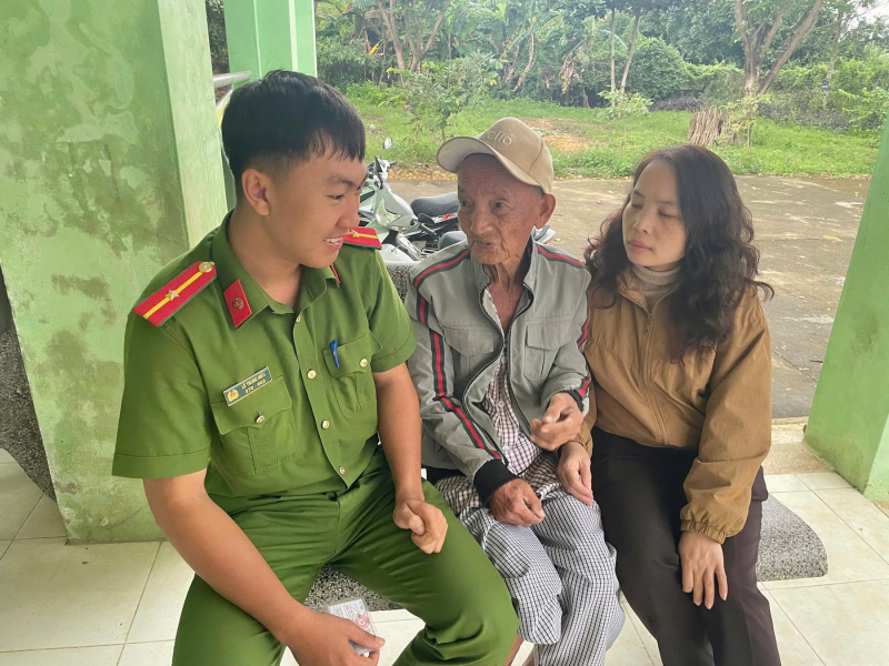  Công an xã ở Đắk Lăk xuyên đêm hỗ trợ tìm kiếm cụ ông 84 tuổi đi lạc hơn 20km -0