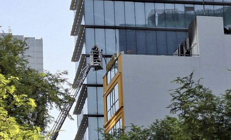 Cứu 2 người mắc kẹt trong đám cháy Spa cao 5 tầng  -0