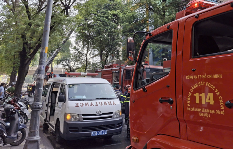 Cứu 2 người mắc kẹt trong đám cháy Spa cao 5 tầng  -1