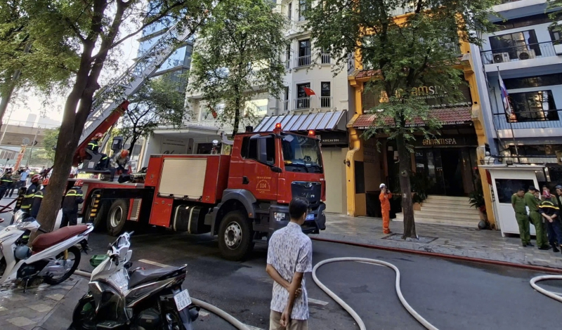 Cứu 2 người mắc kẹt trong đám cháy Spa cao 5 tầng  -0