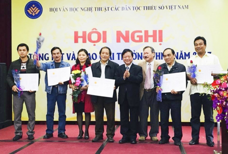 nhà báo th%3fch ð%3f ni (bìa ph%3fi) nh%3fn gi%3fi c c%3fa h%3fi vhnt các dân t%3fc thi%3fu s%3f nam 2017.jpg -0