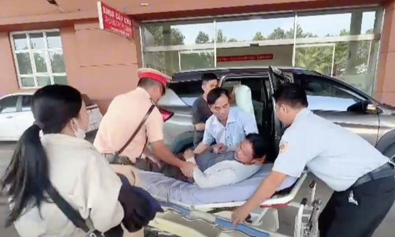 CSGT kịp thời dẫn đường đưa người bị đột quỵ đi cấp kịp thời -0