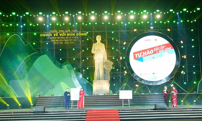 Chương trình nghệ thuật kỷ niệm 85 năm Ngày Bác Hồ về nước lãnh đạo cách mạng Việt Nam -0