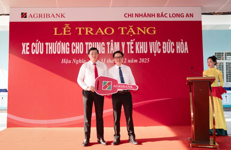 Agribank Chi nhánh Bắc Long An trao tặng xe cứu thương -0