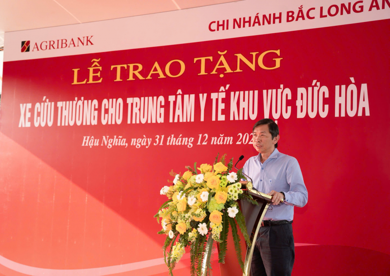 Agribank Chi nhánh Bắc Long An trao tặng xe cứu thương -0