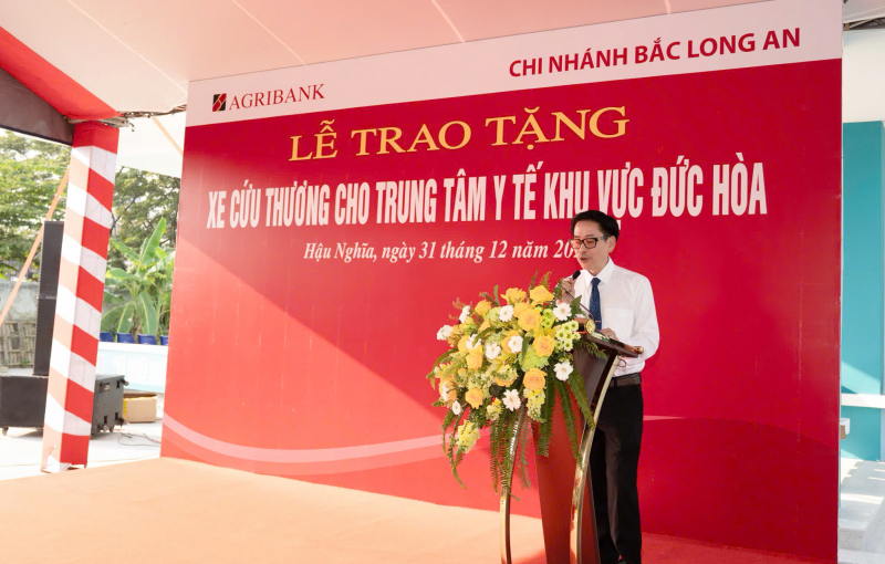 Agribank Chi nhánh Bắc Long An trao tặng xe cứu thương -1
