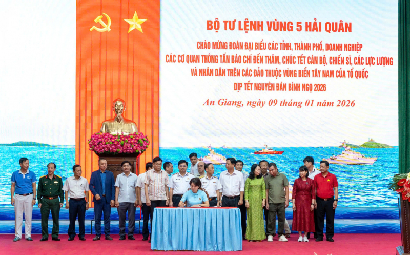 Agribank thăm, chúc Tết cán bộ, chiến sĩ Vùng 5 Hải quân -0