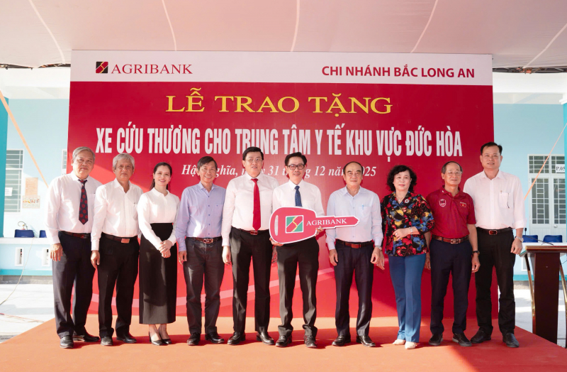 Agribank Chi nhánh Bắc Long An trao tặng xe cứu thương -0