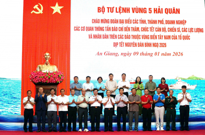 Agribank thăm, chúc Tết cán bộ, chiến sĩ Vùng 5 Hải quân -0