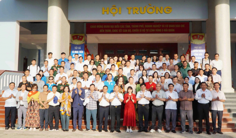 Agribank thăm, chúc Tết cán bộ, chiến sĩ Vùng 5 Hải quân -1