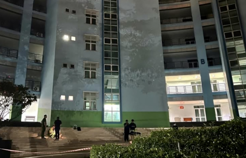 Nam sinh viên năm 1 rơi từ tầng 8 xuống sảnh tử vong  -0