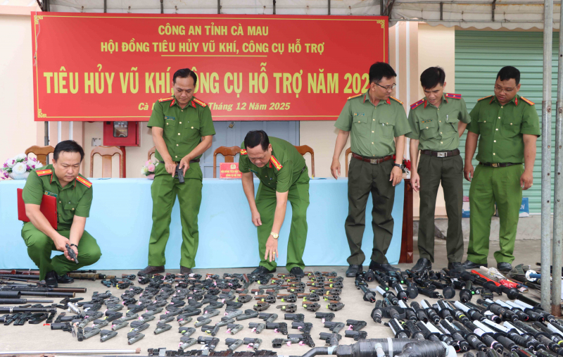 Cà Mau tích cực vận động người dân tự nguyện giao nộp vũ khí, vật liệu nổ -1