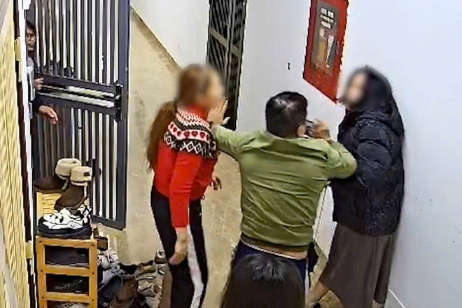 Tạm giữ hình sự người phụ nữ hành hung hàng xóm ở khu Mỹ Đình 2 -0