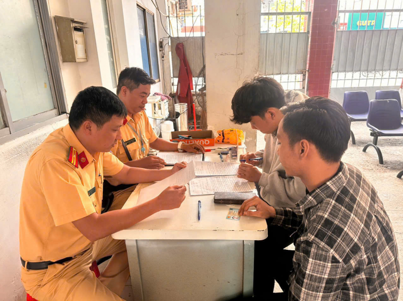 Xung quanh vụ việc hai thanh niên cản trở CSGT khi thi hành công vụ -0