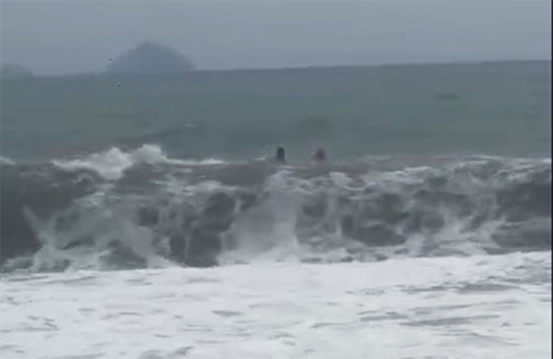 Thêm một du khách bị sóng cuốn khi tắm biển Nha Trang đã được cứu nạn kịp thời -0