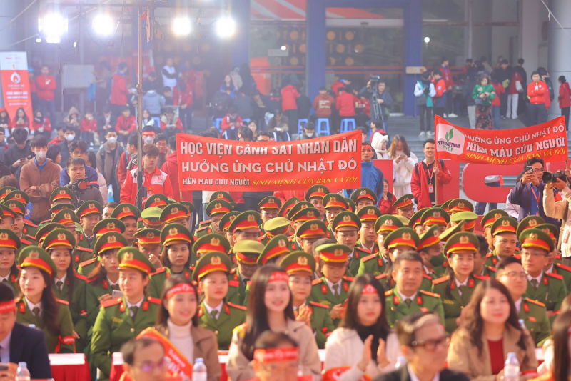 Hàng nghìn người hiến máu trong chương trình 