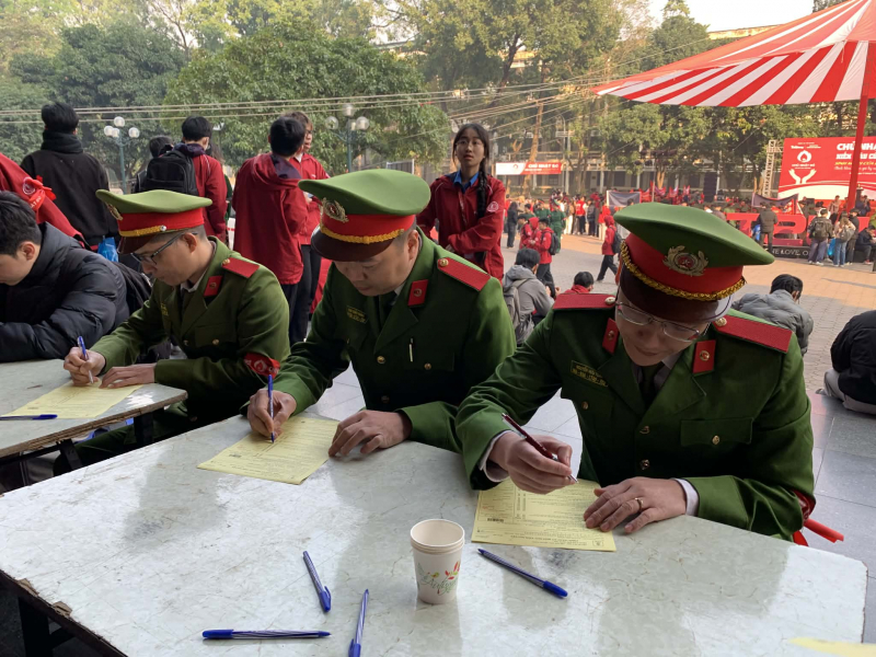 Hàng nghìn người hiến máu trong chương trình 