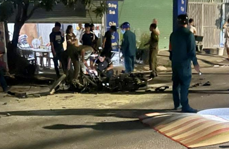 Sau va chạm, 2 xe máy bốc cháy, 2 người thương vong… -0