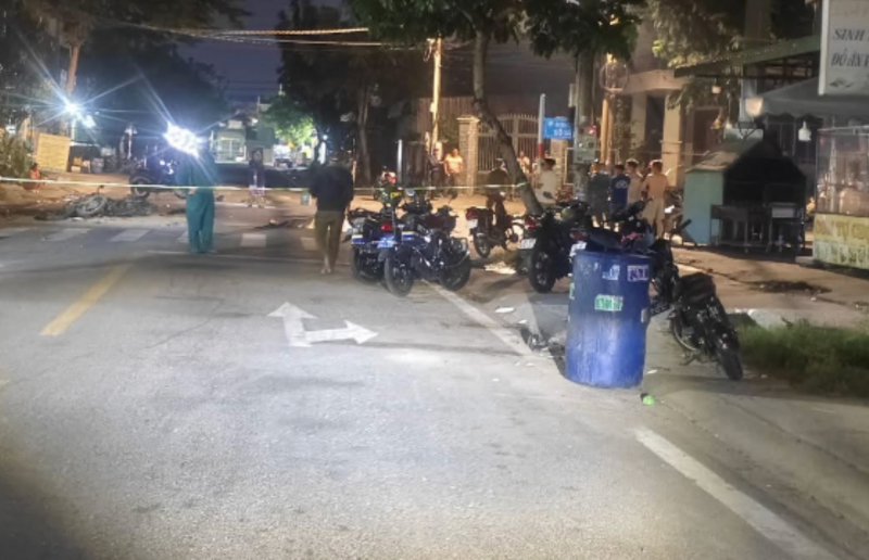 Sau va chạm, 2 xe máy bốc cháy, 2 người thương vong… -0