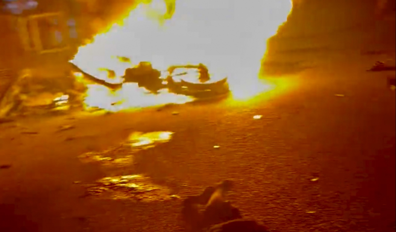 Sau va chạm, 2 xe máy bốc cháy, 2 người thương vong… -0