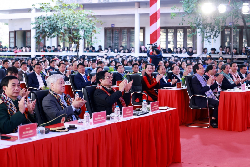 Thủ tướng: Xây dựng trường học khu vực miền núi, đồng bào dân tộc để gieo chữ, giữ nước -0