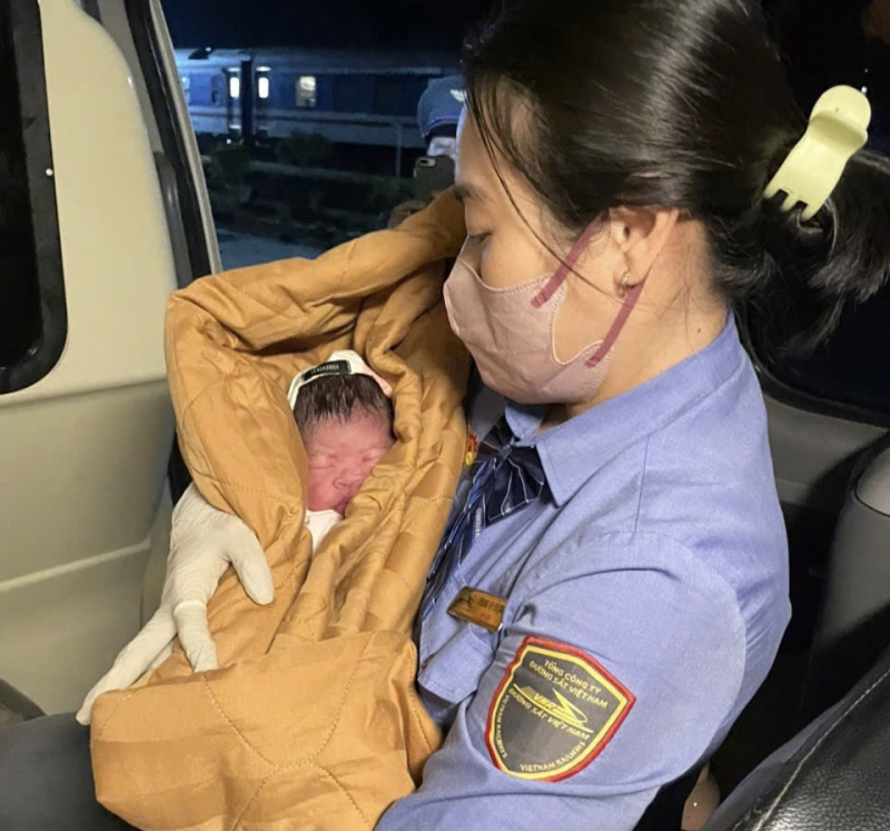 Em bé đầu tiên chào đời trên tàu Thống Nhất trong năm 2026 -0