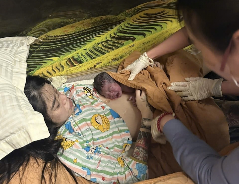 Em bé đầu tiên chào đời trên tàu Thống Nhất trong năm 2026 -0