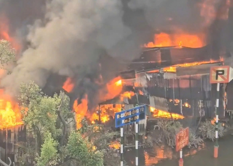 Dập tắt vụ cháy lớn dãy nhà dân cạnh chợ Bình Trưng -0