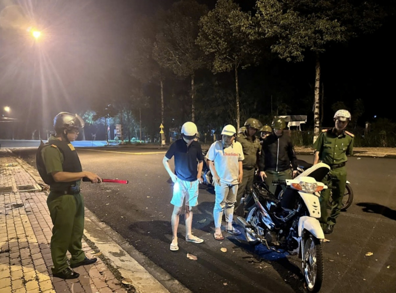 Những bước chân lặng lẽ giữ bình yên từ phố phường -0