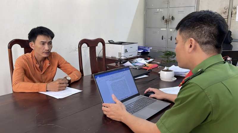 Những bước chân lặng lẽ giữ bình yên từ phố phường -0