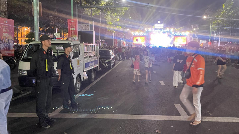 Những bước chân lặng lẽ giữ bình yên từ phố phường -0