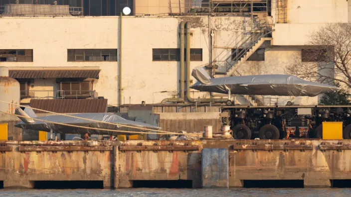 Lộ hình ảnh máy phóng điện từ  trên xe bánh hơi của Trung Quốc -0