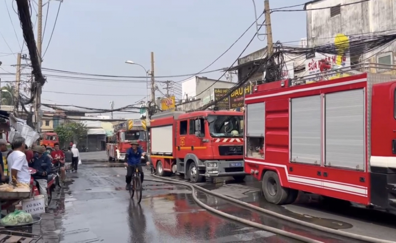Dập tắt vụ cháy lớn dãy nhà dân cạnh chợ Bình Trưng -1