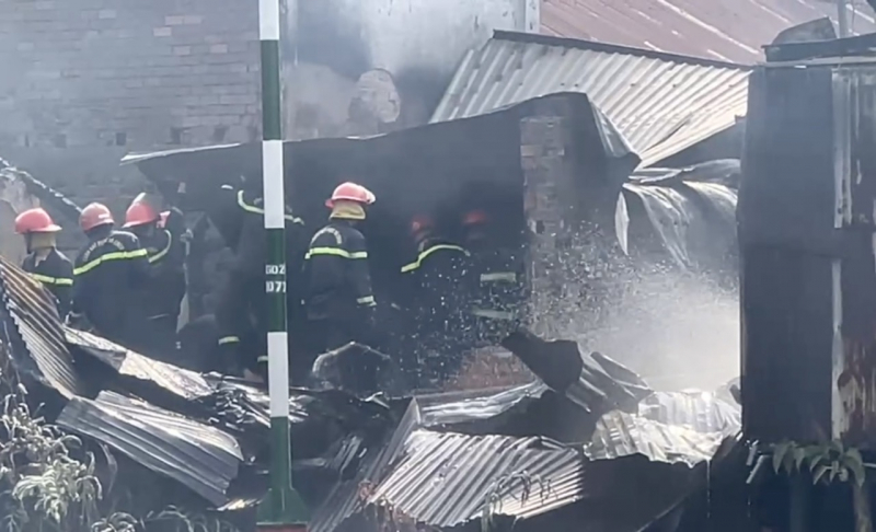 Dập tắt vụ cháy lớn dãy nhà dân cạnh chợ Bình Trưng -0