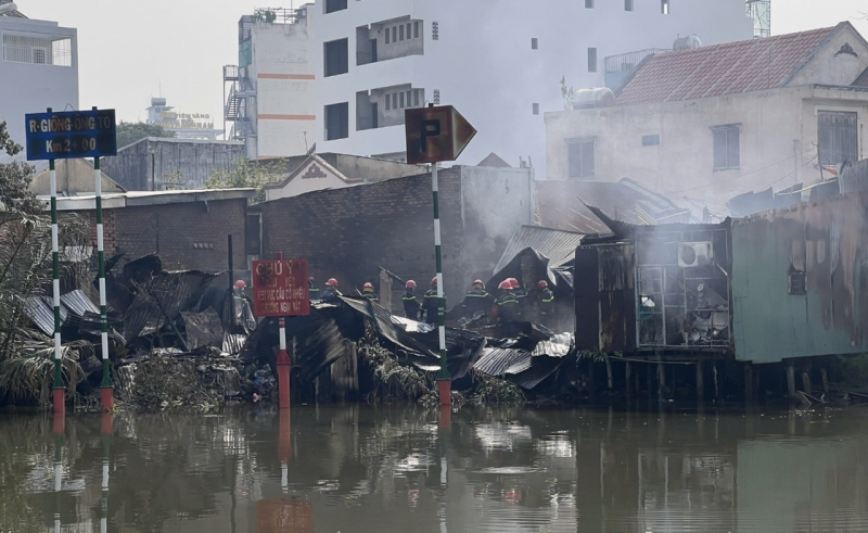 Dập tắt vụ cháy lớn dãy nhà dân cạnh chợ Bình Trưng -1