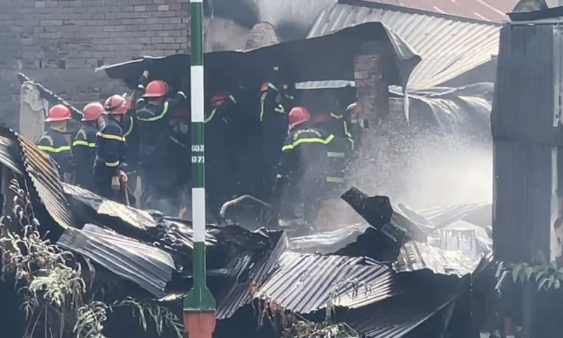 Dập tắt vụ cháy lớn dãy nhà dân cạnh chợ Bình Trưng -1