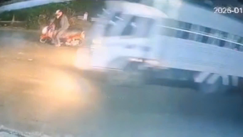 Xe ôtô tải tập lái cán người đi đường tử vong rồi bỏ chạy -0