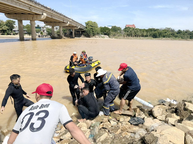 Tìm thấy thi thể nam thanh niên nhảy từ trên cầu xuống sông Dinh tự tử -0