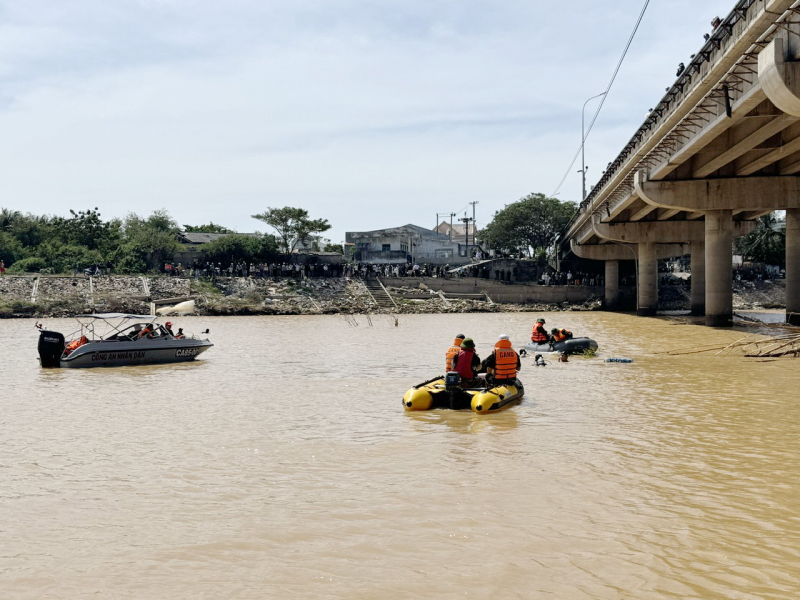 Tìm thấy thi thể nam thanh niên nhảy từ trên cầu xuống sông Dinh tự tử -0