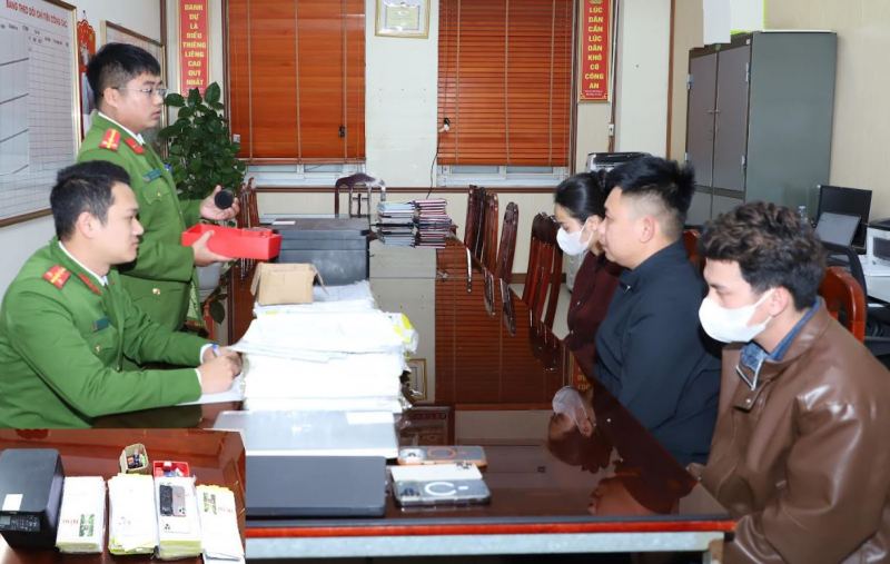 Làm giả con dấu để  “rút ngắn thời gian” tuyển dụng lao động -0