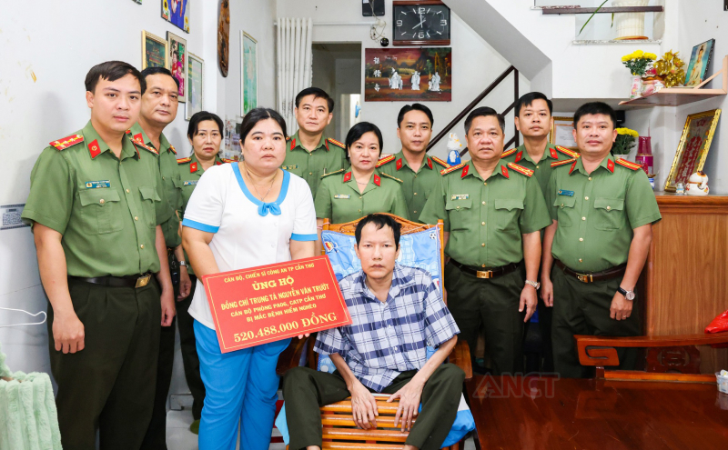 Công an Cần Thơ tiếp thêm niềm tin cho CBCS mắc bệnh hiểm nghèo -0