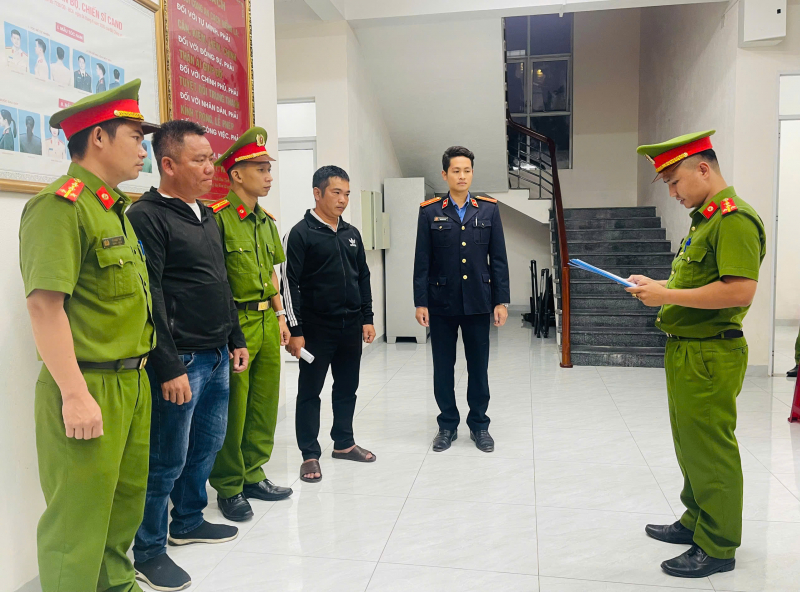        Khởi tố, bắt tạm giam hai bị can vô cớ đánh người gây thương tích -0