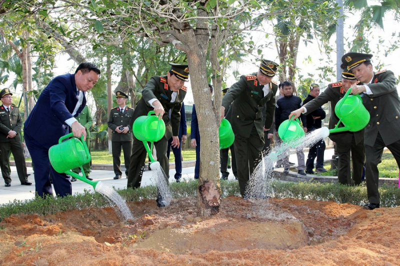 Dâng hoa, dâng hương tưởng niệm 110 năm ngày sinh cố Bộ trưởng Trần Quốc Hoàn -0