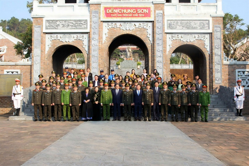 Dâng hoa, dâng hương tưởng niệm 110 năm ngày sinh cố Bộ trưởng Trần Quốc Hoàn -0